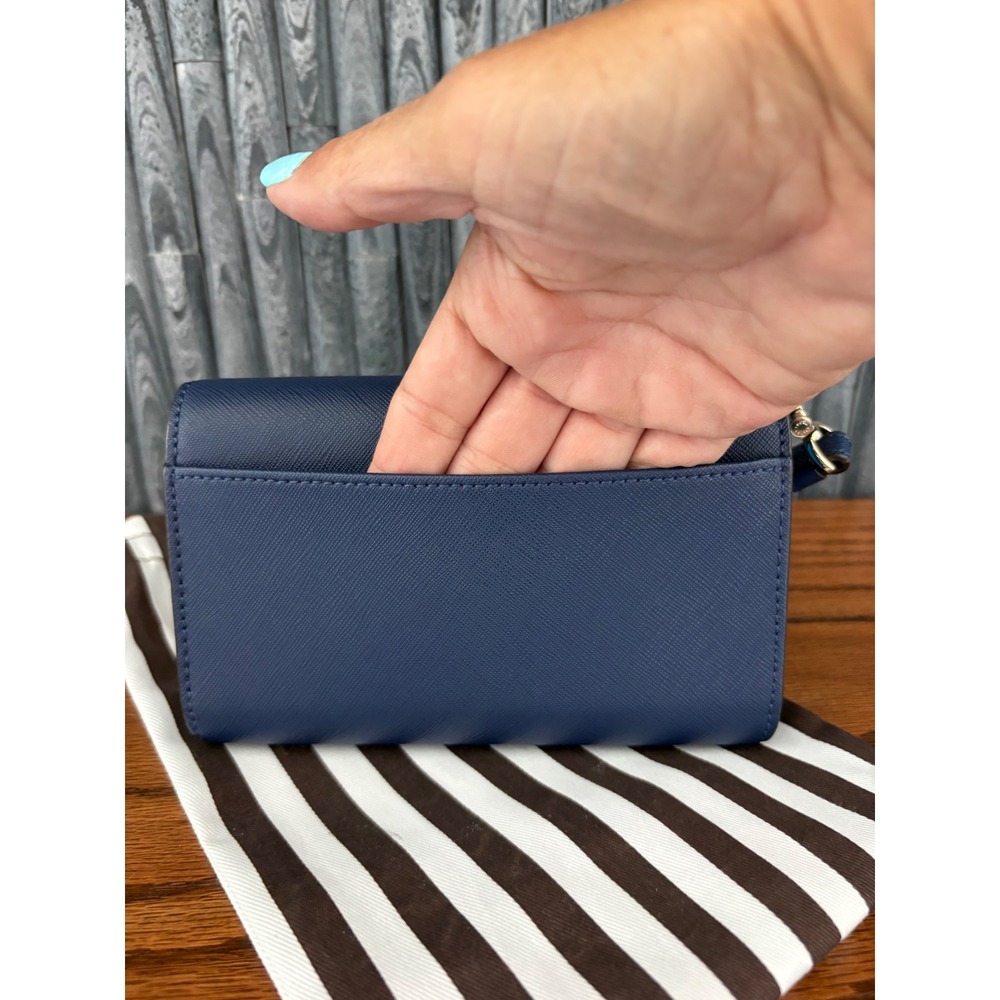 Henri Bendel Navy Blue Saffiano Leather Wristlet Wallet
Clutch w/dustbag - Picture 3 of 8